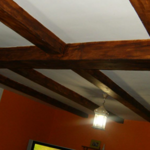 Vigas Decorativas Imitación Madera – Realismo y Ligereza