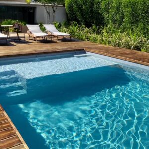 Piscina Playa – Tematización Natural con Cascadas y Rocas